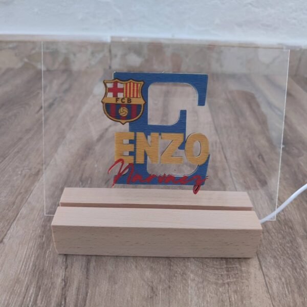 Cuadro de metacrilato con equipo y nombre en madera