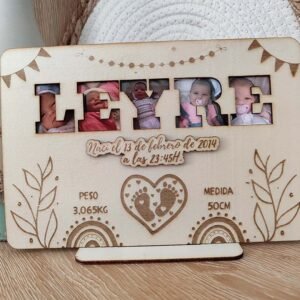 Marco de madera con peana y fotos de tu peque, añade sus datos de nacimiento personalizados para crear un recuerdo único que perdure en el tiempo.