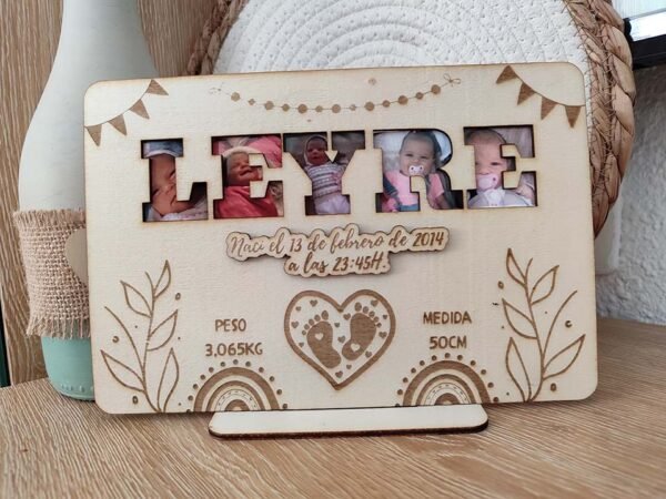 Marco de madera con peana y fotos de tu peque, añade sus datos de nacimiento personalizados para crear un recuerdo único que perdure en el tiempo.
