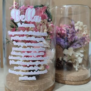 Cúpula con flores y dedicatoria