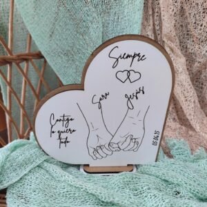 Corazón con manos enlazadas y nombres