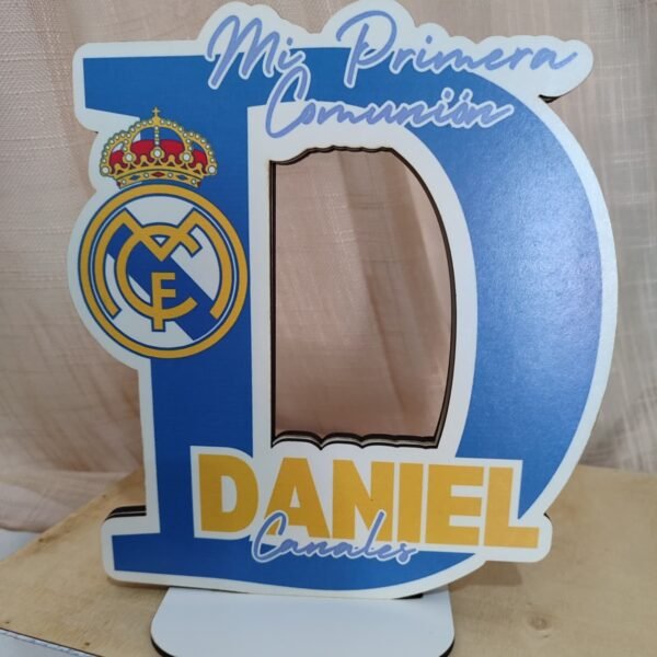 Inicial con escudo y nombre