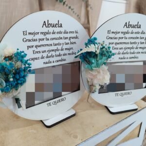 Portafotos con dedicatoria, foto y flores.