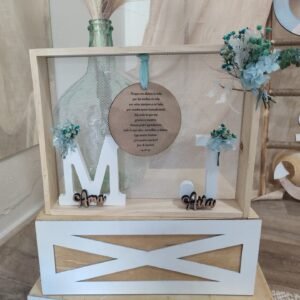 Bastidor de madera con iniciales y placa con dedicatoria