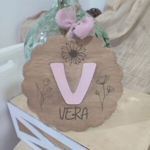 Placa de madera con inicial y nombre