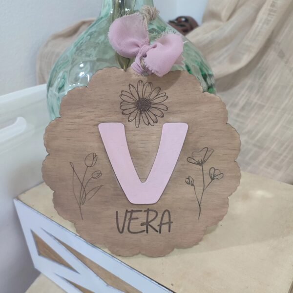Placa de madera con inicial y nombre