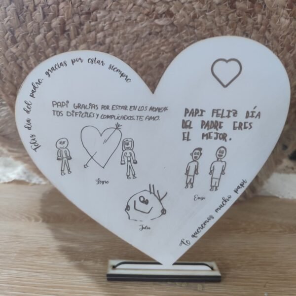 Corazón con dibujos grabados