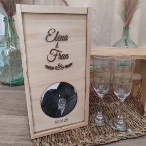 Caja de madera con foto y copas grabadas