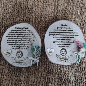 Rodaja de madera con foto, flores y dedicatoria