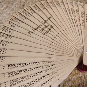 Abanico de madera con grabado