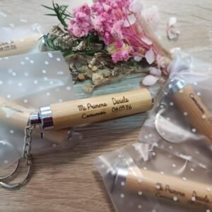 Llavero de bambú con linterna