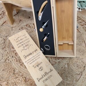 Caja de vino de bambú con accesorios
